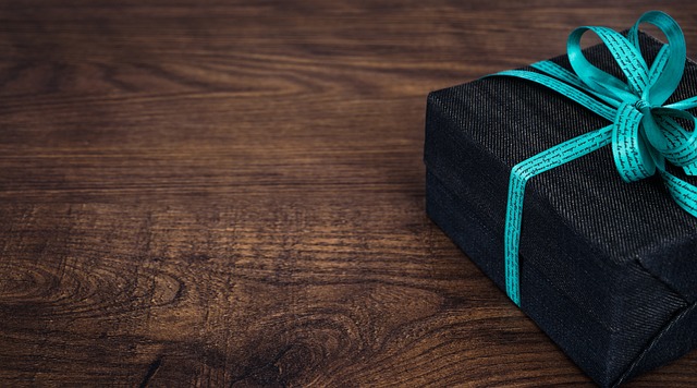 Jak ładnie zapakować prezent bez pudełka?